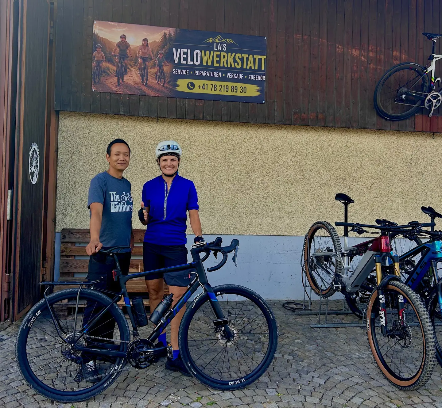 La mit einer Kundin und ihrem frisch gewarteten Gravelbike vor der Werkstatt