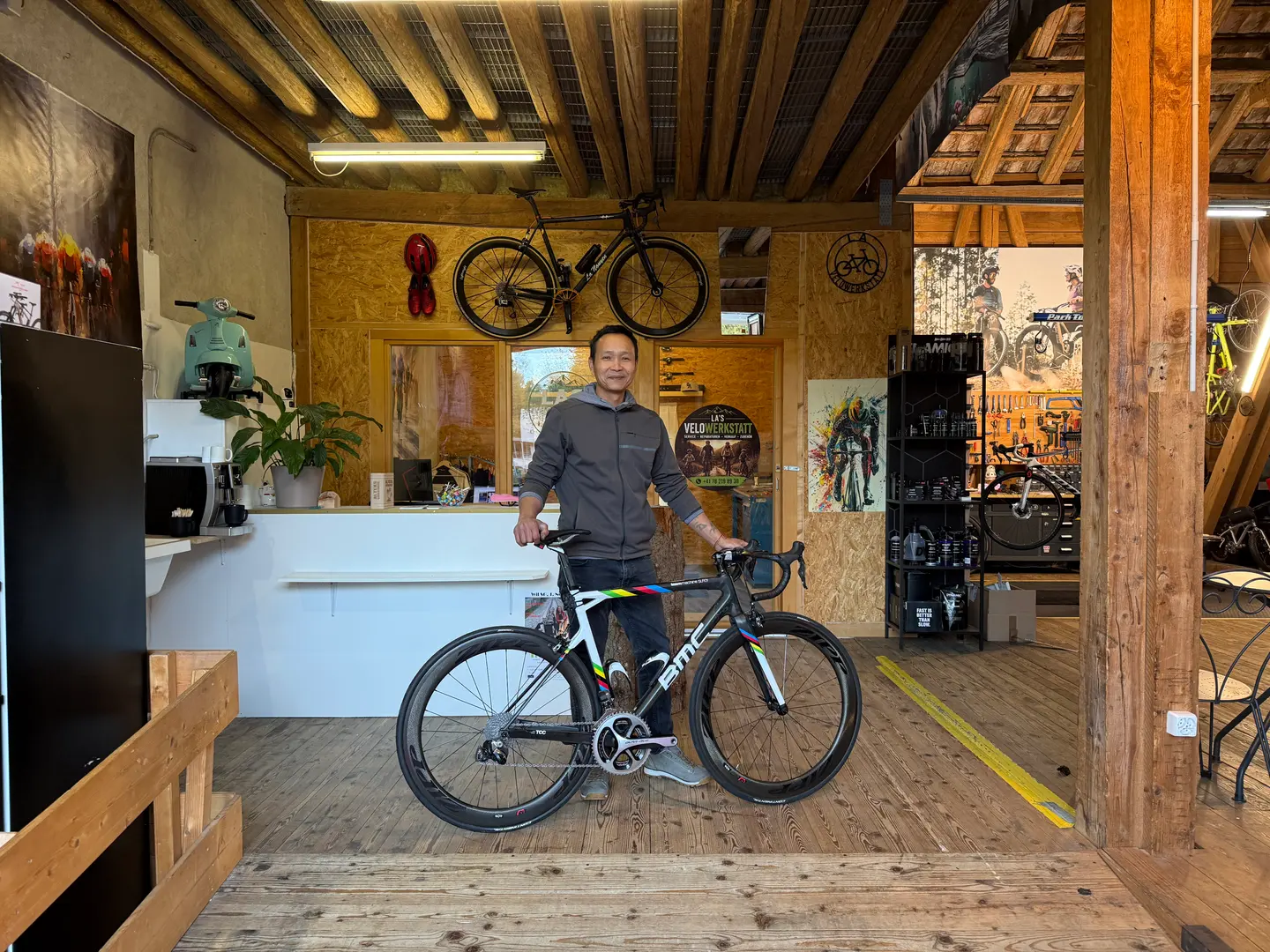 La Nguyen in seiner Werkstatt, neben einem Rennrad
