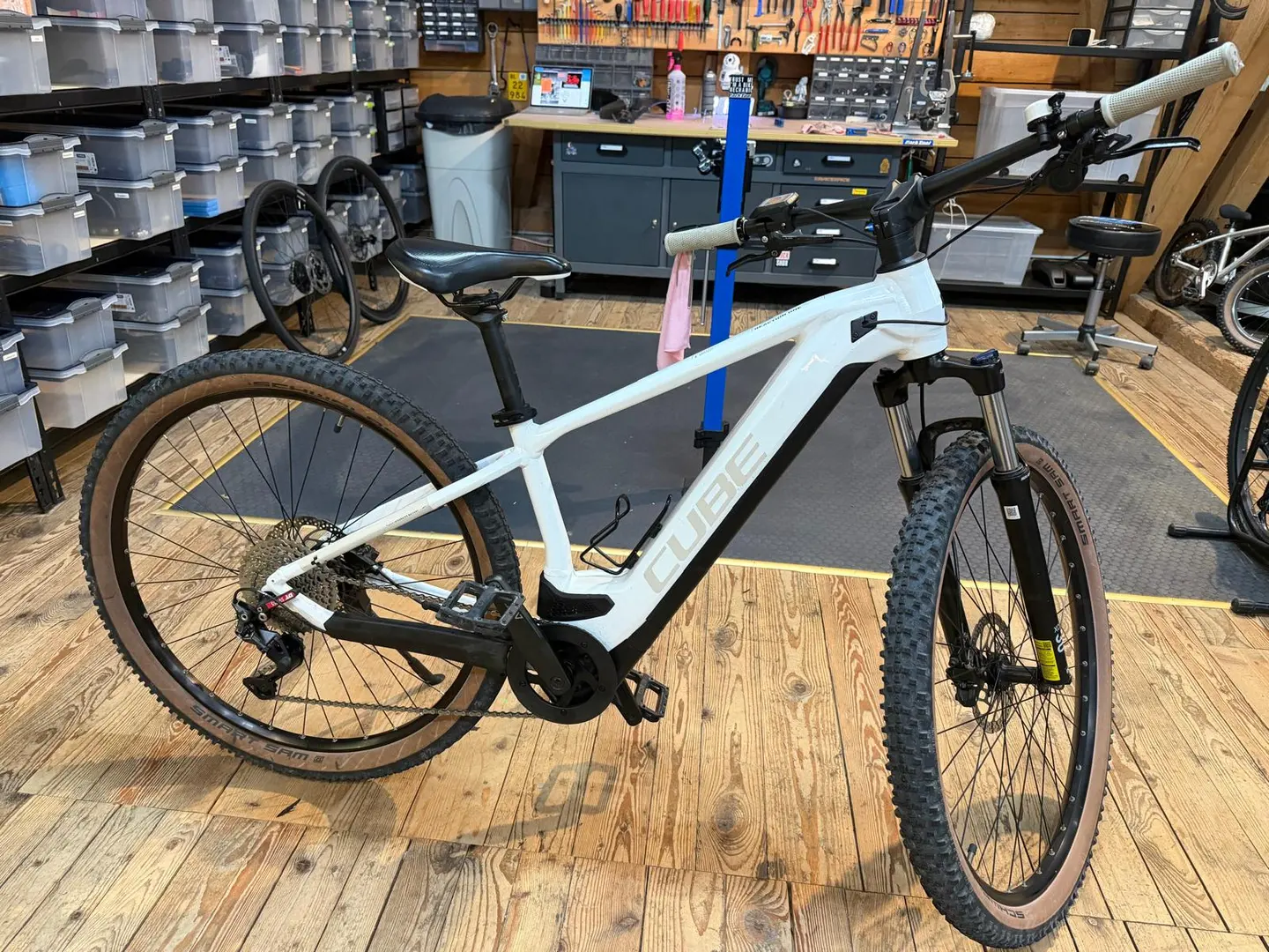 Weisses Cube-E-Bike in der Werkstatt