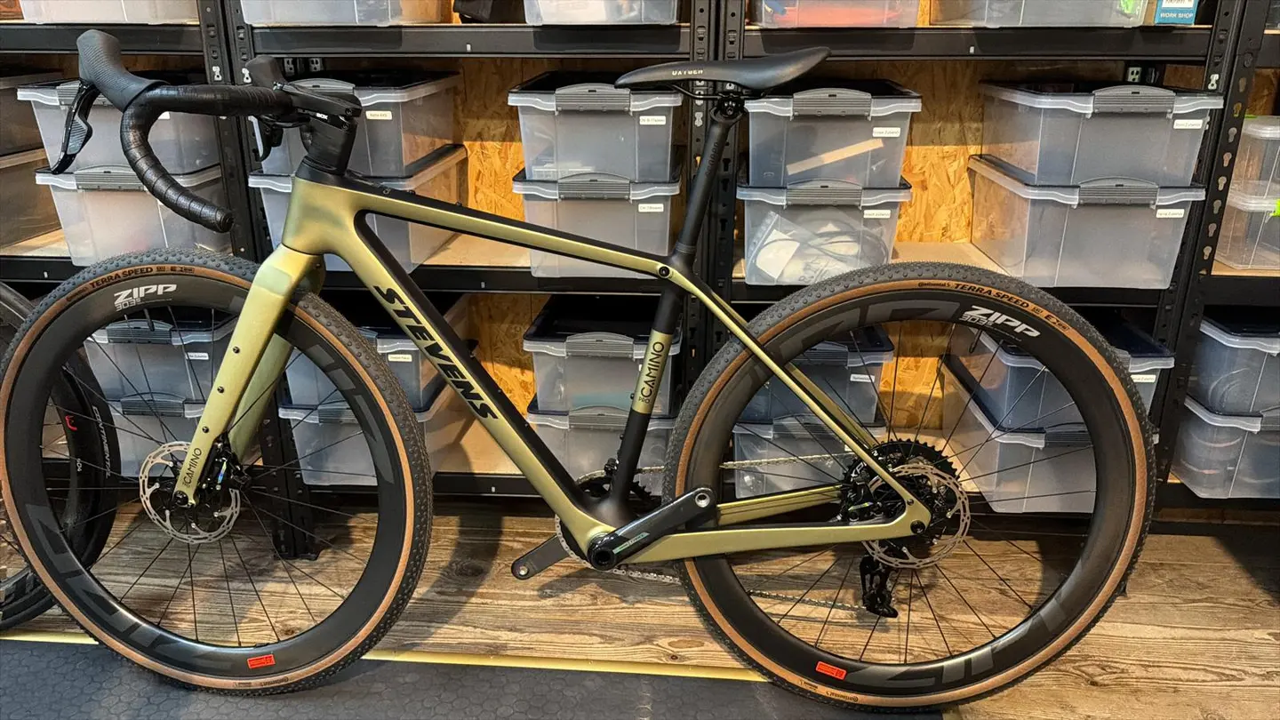 Stevens-Camino-Gravelbike mit Zipp-Laufrädern