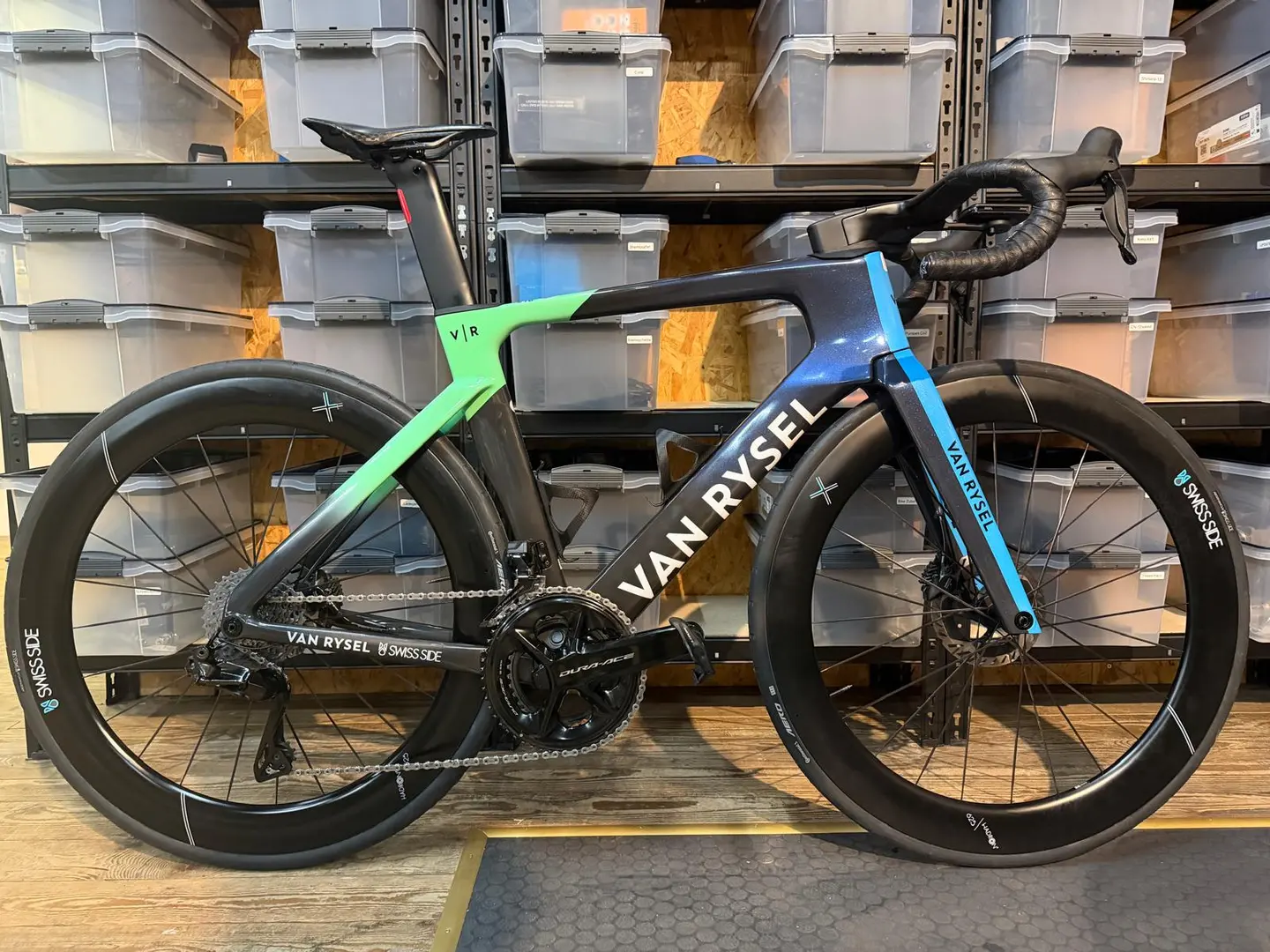 Van-Rysel-Rennvelo mit Dura-Ace-Gruppe vor dem Teilelager